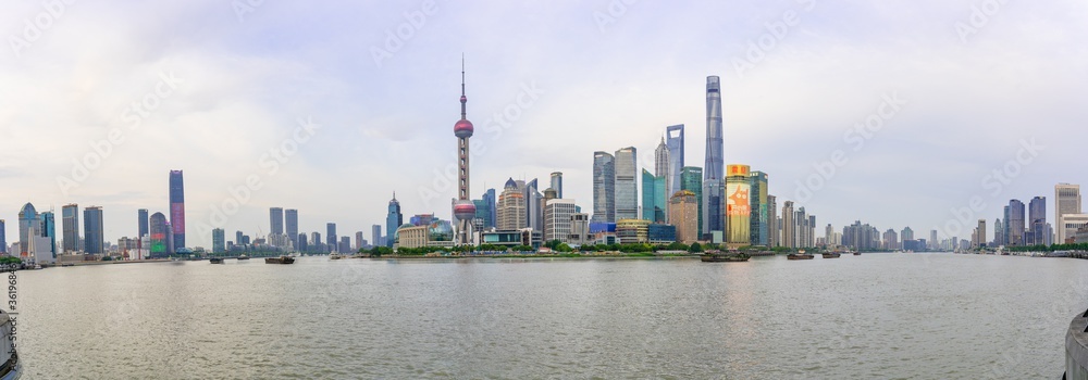 Fototapeta premium Panoramiczny widok na Lujiazui, dzielnicę finansową Szanghaju nad rzeką Huangpu w Chinach.