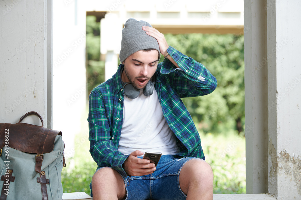 Obraz premium very worried student with a message