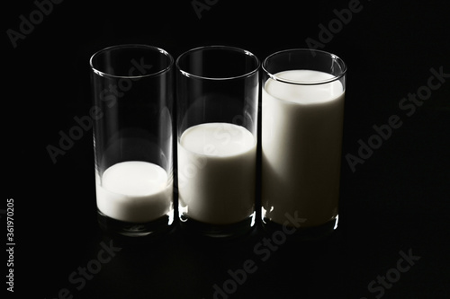 Foto Three glasses of milk with different amount
