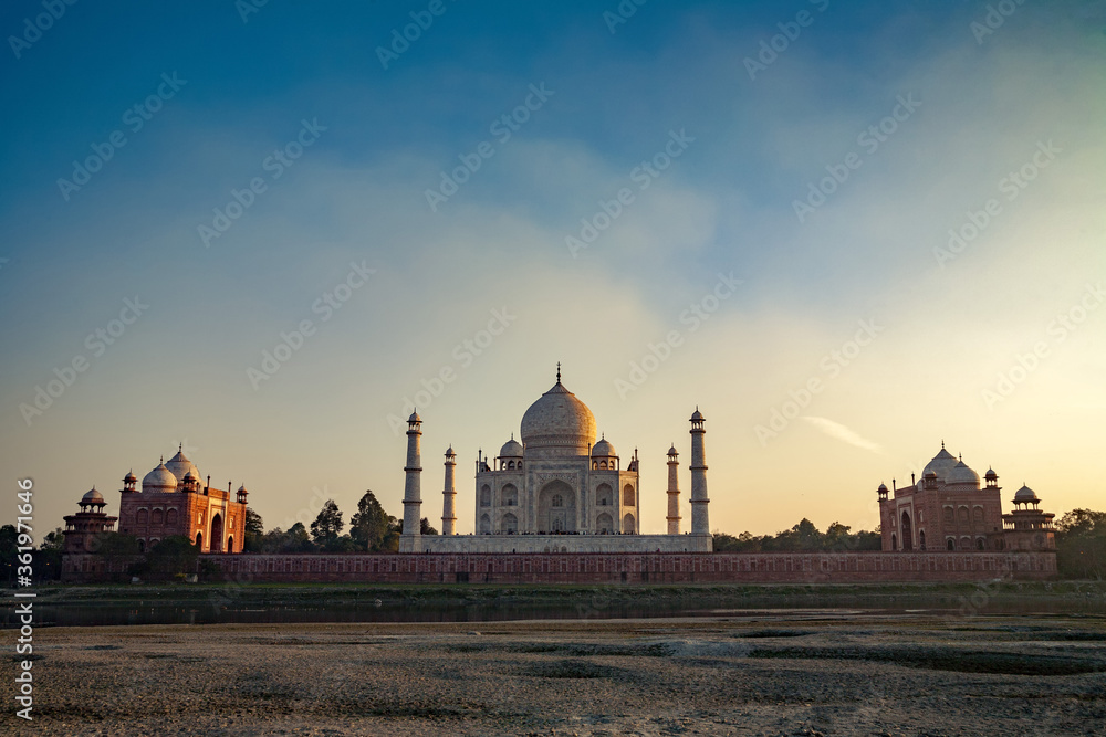 A panoramic view of the Taj Mahal in Agra