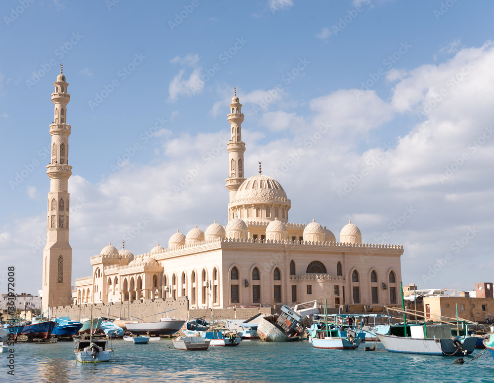 Naklejka premium Mosque and city port - Hurghada, Red Sea, Egypt.