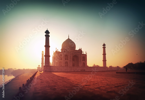 Sticker A beautiful view of the Taj Mahal seen in the golden light of sunrise