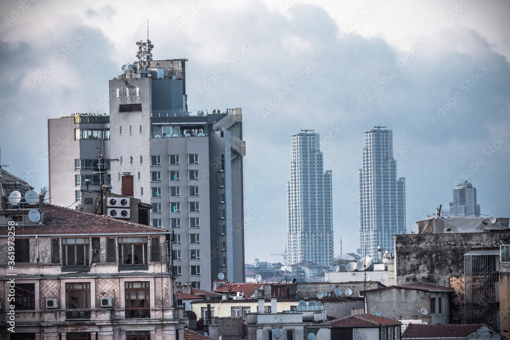 Obraz premium view on Istanbul uptown skyscraper augst summer