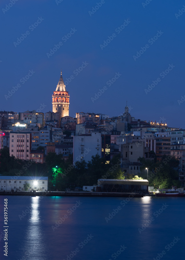 Obraz premium famous outlook tower in istanbul night photography summer