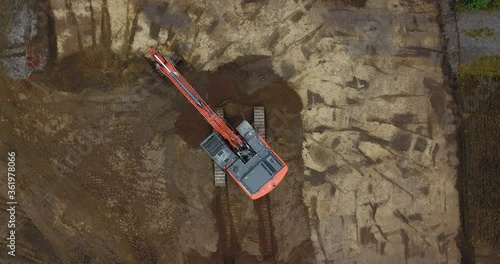 Baustelle: Tiefbau Erdbau Bauarbeiten: Bagger hebt Baugrube aus für ein Bauvorhaben / Neubau, Vogelperspektive