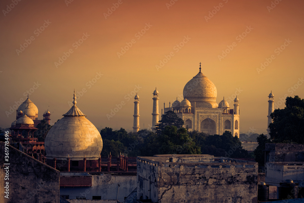 Obraz premium The magnificent Taj Mahal in India shows its full splendor at a glorious sunrise.