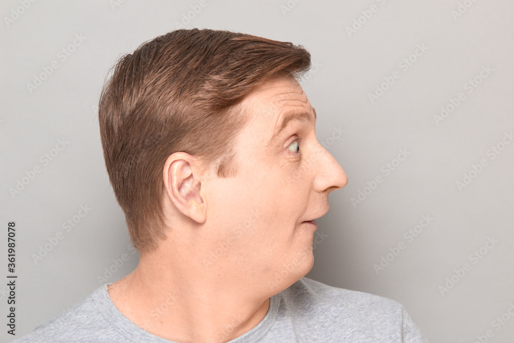 Obraz premium Portrait of funny happy impressed man with widened eyes and open mouth