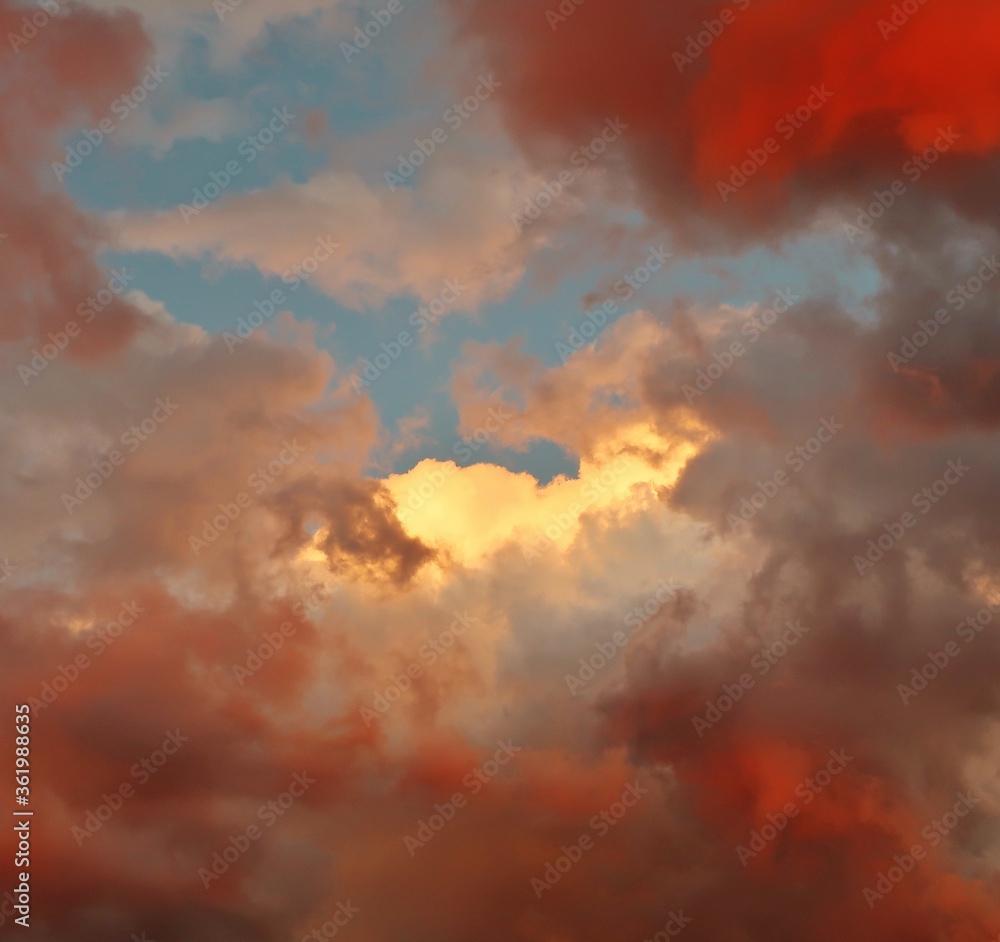 Wolken am sommerlichen Abendhimmel Wolken am sommerlichen Abendhimmel