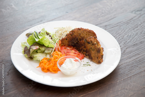 Quinoa mit Salat, Mittagessen, gesunder Lunch – Rezepte mit Quinoa
