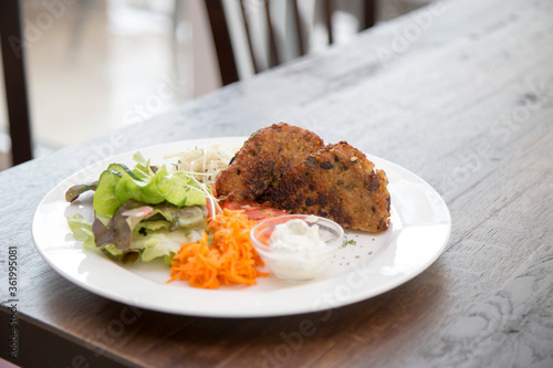 Quinoa mit Salat, Mittagessen, gesunder Lunch – Rezepte mit Quinoa