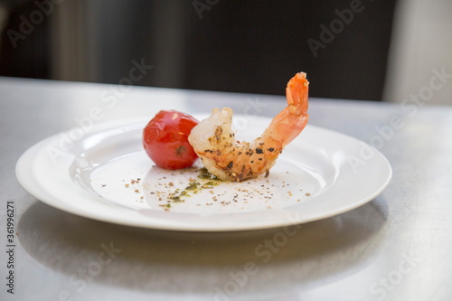 Shrimps Salat mit Tomate Pfeffer und Parmsam – Rezepte für Meeresfrüchte