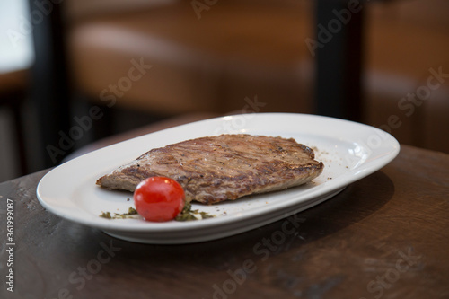 Gebratenes Filet-Steak auf Teller mit Tomate