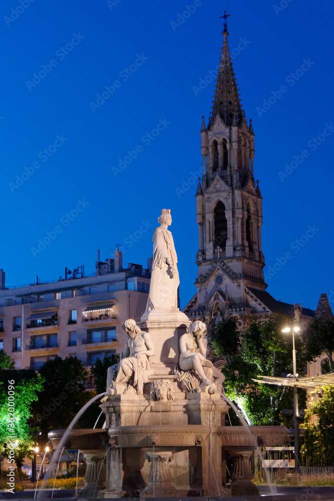 Fontaine Pradier et église Ste Perpétue et Ste Félicité le soir à Nîmes - Gard - France