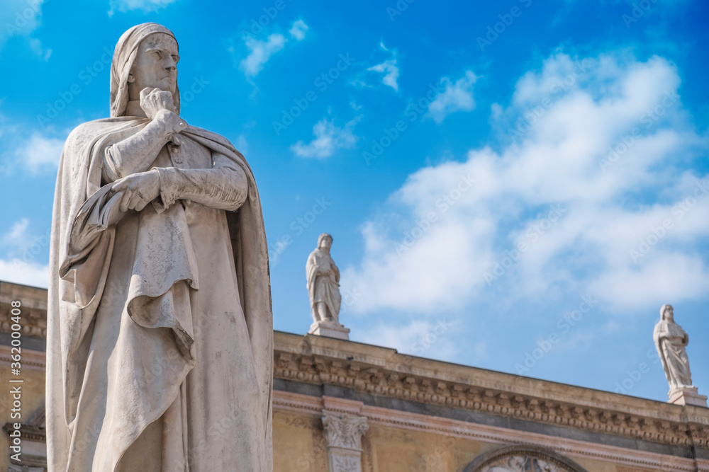 Obraz premium Statue of Dante Alighieri, piazza dei Signori, Verona, Italy