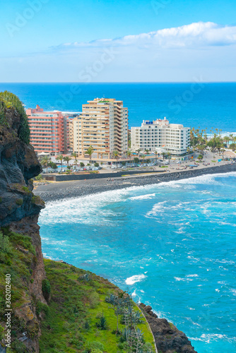 Foto Hotels on a beach with black sand