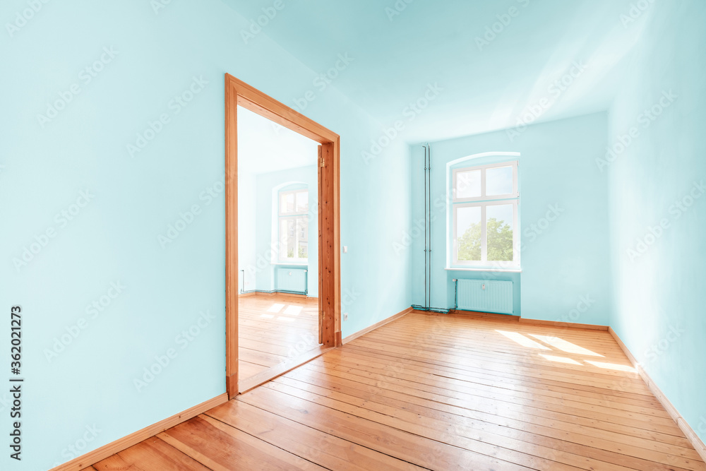 Obraz premium empty room in renovated flat with green painted walls
