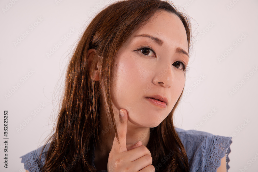 肌荒れを気にする女性 肌荒れを気にする女性
