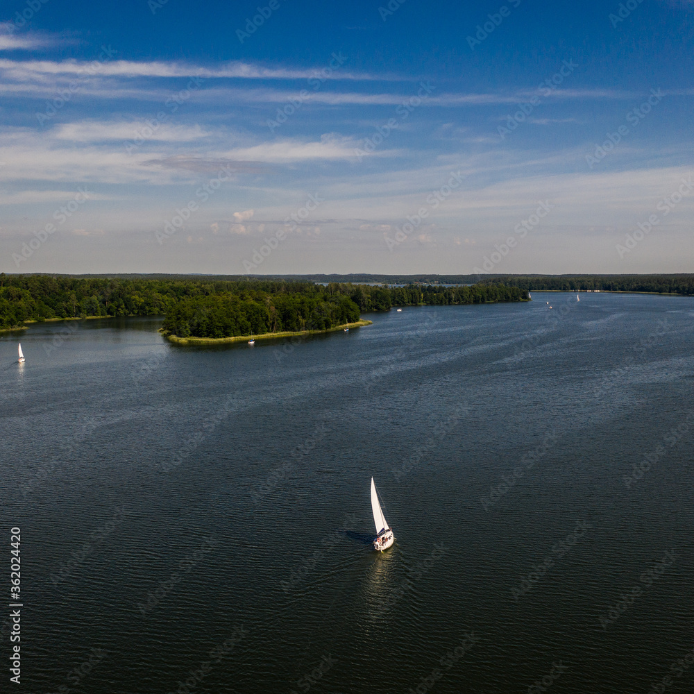 Fototapeta premium Żeglarstwo- Rejs po Mazurach - Kraina wielkich jezior - Mikołajki
