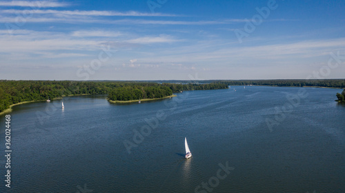 Fototapeta Naklejka Na Ścianę i Meble -  Żeglarstwo na mazurach - jacht pływający po jeziorze