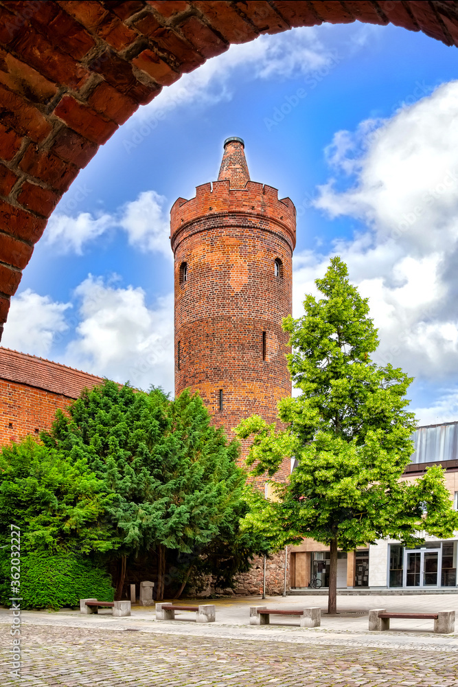 Steintor (Stone Gate) and Hungerturm (Starvation Tower) in Bernau near Berlin, Germany Steintor (Stone Gate) and Hungerturm (Starvation Tower) in Bernau near Berlin, Germany
