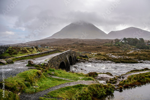 Alte Steinbrücke im Regen, auf der Isle of Skye in Schottland