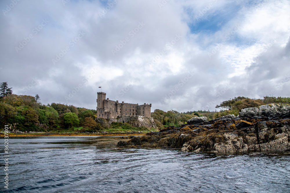 Das Dunvegan Castle auf der Isle of Skye vom Meer auf fotografiert