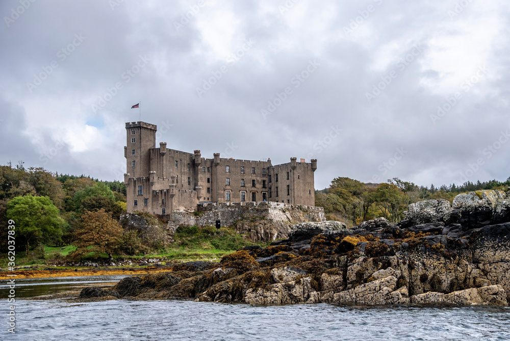 Das Dunvegan Castle auf der Isle of Skye vom Meer auf fotografiert