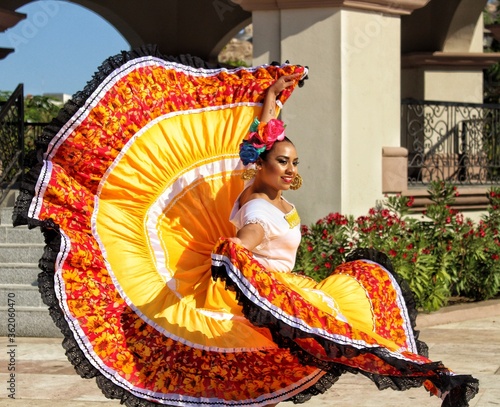 Wallpaper Mural Mujer vestido tradicional amarillo. 9 Torontodigital.ca