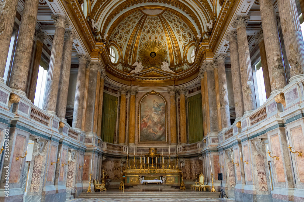 Obraz premium View of luxurious altar inside catholic cathedral in Italy