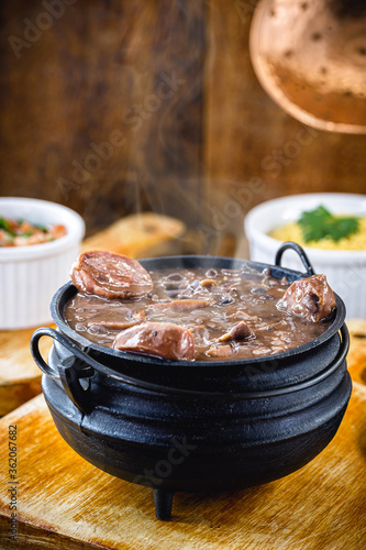 фотографія Feijoada mineira, typical food from minas gerais in iron pot.