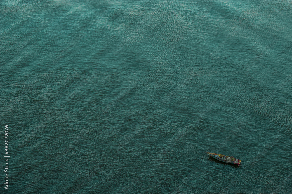 Naklejka premium blue water surface whit boat