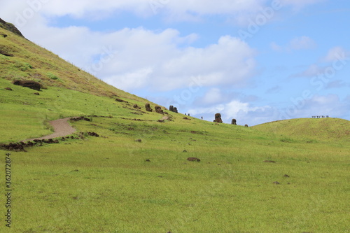 Prairie et pente du volcan Rano Raraku à l'île de Pâques 