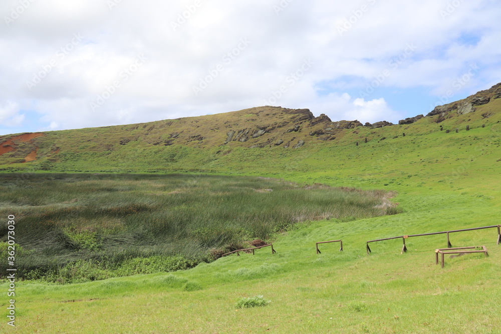 Fototapeta premium Cratère du volcan Rano Raraku à l'île de Pâques