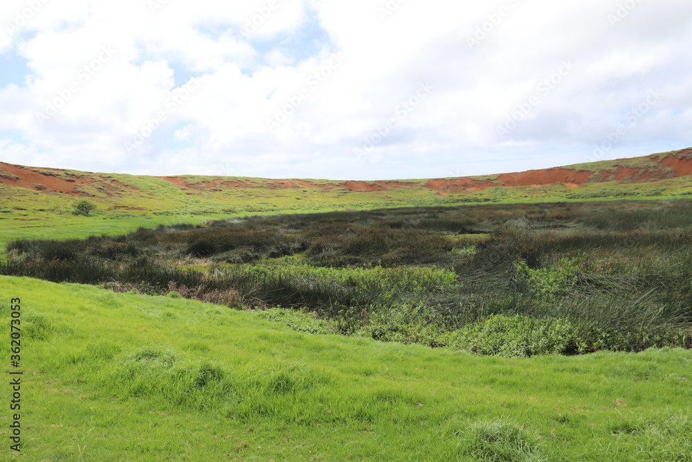 Fototapeta premium Cratère du volcan Rano Raraku à l'île de Pâques