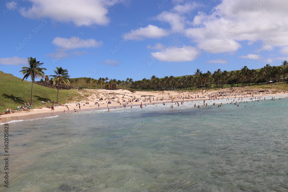 Lagon et plage d'Anakena à l'île de Pâques