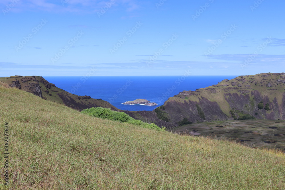 Motu Iti et cratère du volcan Rano Kau à l'île de Pâques Motu Iti et cratère du volcan Rano Kau à l'île de Pâques