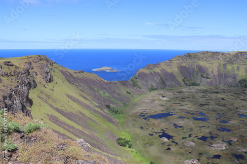 Motu Iti et cratère du volcan Rano Kau à l'île de Pâques