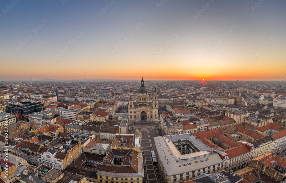 Fototapeta Zdjęcia lotnicze z drona bazyliki św. Stefana o świcie w Budapeszcie w godzinach porannych