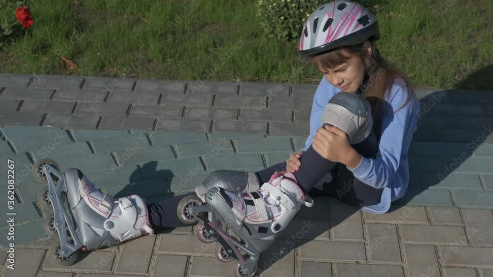Trauma on roller skates. A teenage girl fell on a roller skate and rubs