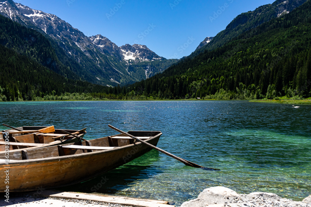Boot am See in Alpiner Berglandschaft