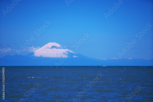 海に浮かぶ快晴の富士山
