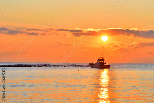 夕日が沈む材木座海岸に浮かぶ漁船 © masyok