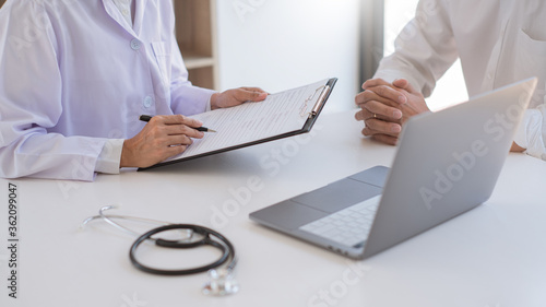 Quadro su tela doctor giving consulting and diagnostic to patient and explaining medical inform