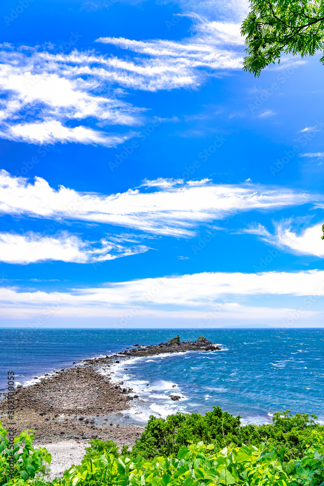 【神奈川県 真鶴岬】強風で白く波立つ海 Stock Photo | Adobe Stock