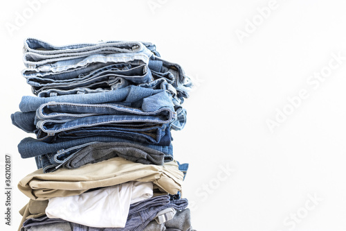 畳んで積み上げた衣類の洗濯物