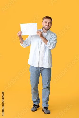 Young man with blank card o...