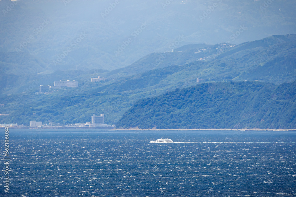 【神奈川県 真鶴岬】強風で白く波立つ海