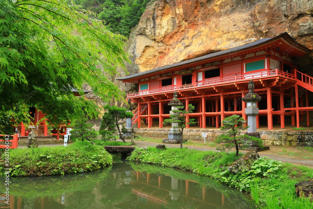 Fototapeta premium 世界遺産 平泉 夏の達谷窟毘沙門堂