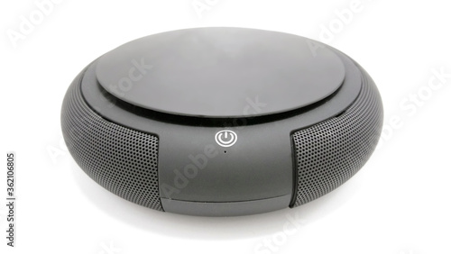 Black circular wireless sound speaker