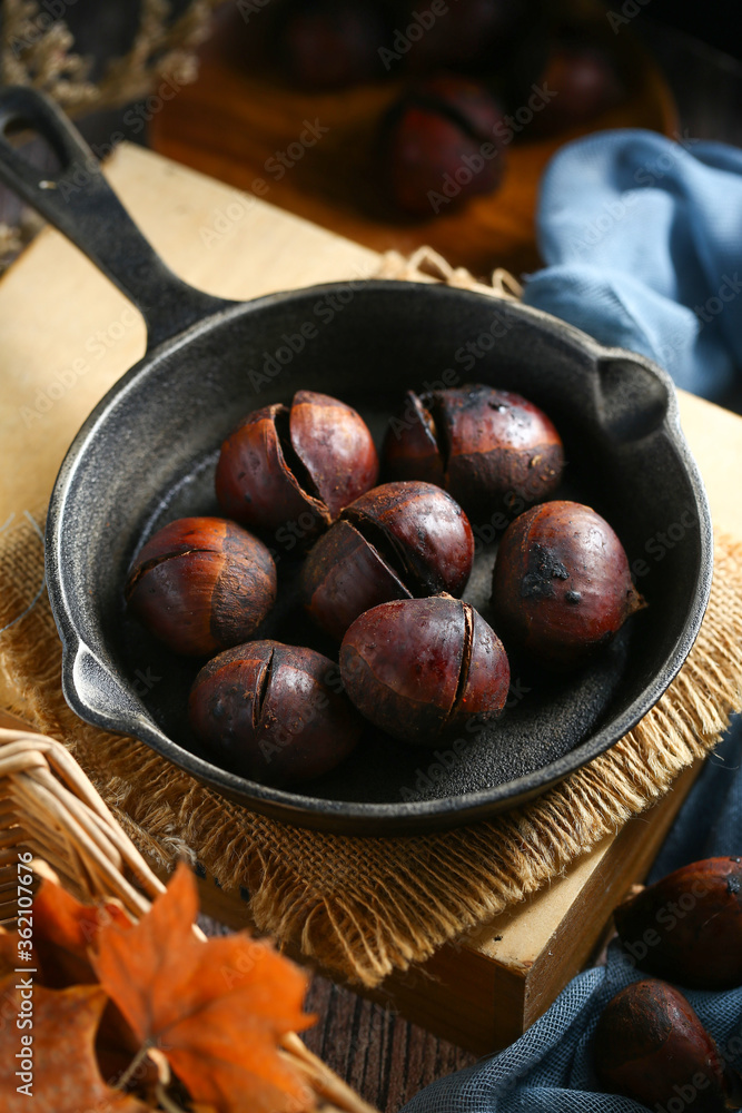 Obraz premium chestnuts in pot